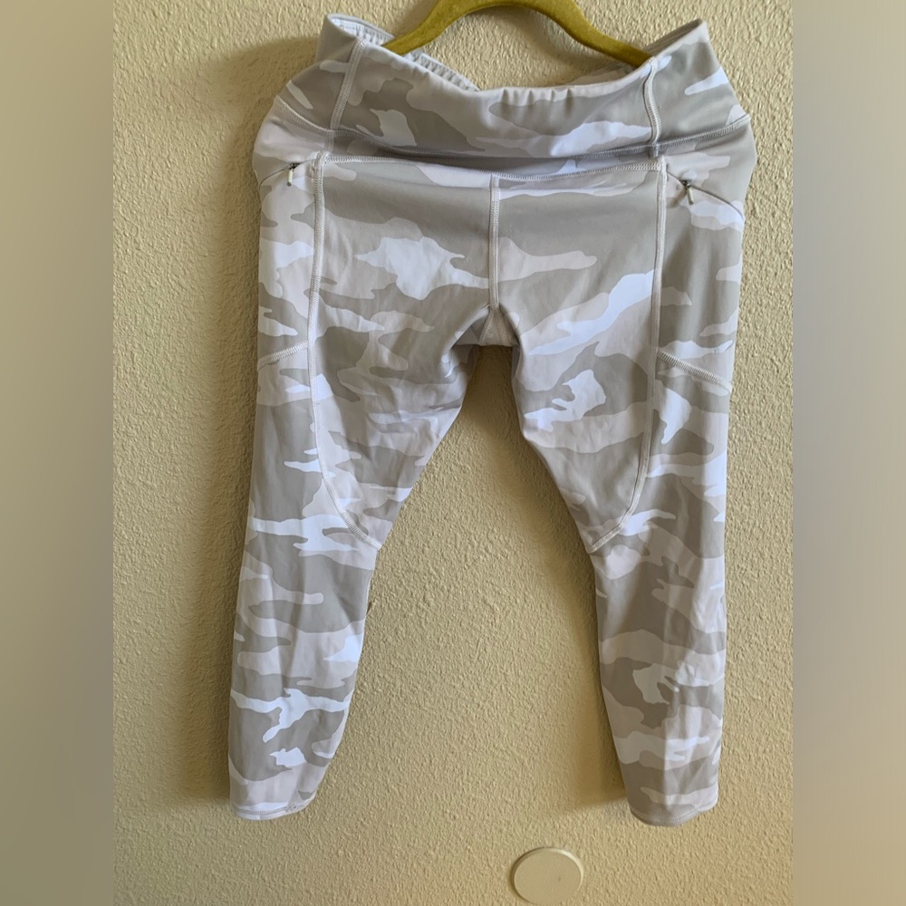Athleta Desert Tan Camo Legging With Zip Pockets 🌴
